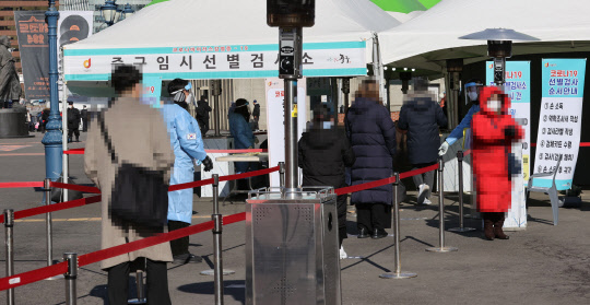 31일 오후 서울역 광장에 마련된 코로나19 임시 선별 검사소에서 시민들이 대기하고 있다.  연합뉴스